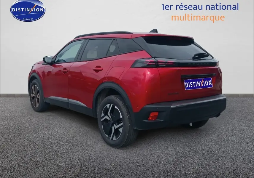 Peugeot 2008 rouge elixir vue 3/4 arrière droit, jantes alu et feux arrière à LED visibles.