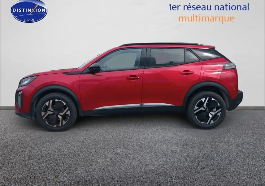 Vue de profil côté gauche d’un Peugeot 2008 rouge elixir avec jantes alliage et vitres teintées.