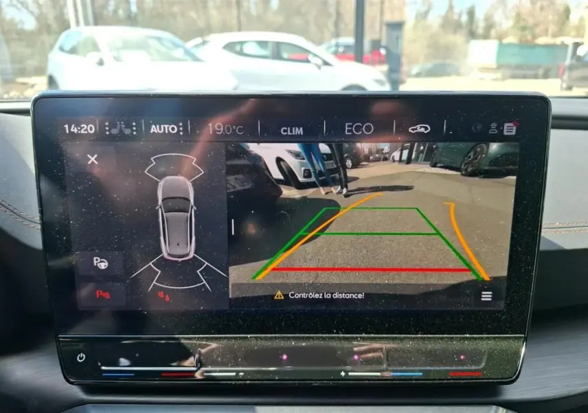 Écran central de la CUPRA Formentor 2024 montrant la caméra de recul avec guidage dynamique et vue 360° du véhicule.