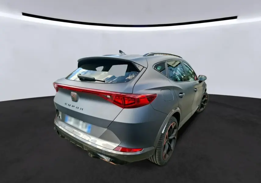 Vue 3/4 arrière droite d'une CUPRA Formentor 1.4 E-HYBRID 245 DSG6 VZ gris foncé mat avec feux arrière LED et jantes sport.