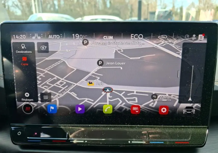 Écran tactile du système de navigation du CUPRA Formentor 1.4 E-HYBRID 245 DSG6 VZ, affichant une carte en mode ECO.