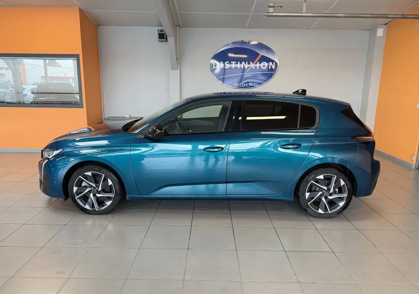 Peugeot 308 Hybrid 145 e-DCS6 Allure en bleu obsession, vue de profil côté gauche, jantes alliage 17 pouces bicolores.