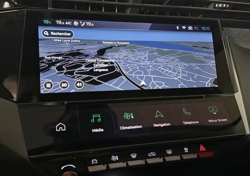 Écran tactile central de navigation affichant une carte 3D dans l’habitacle d’une Peugeot 308 Hybrid 2025.