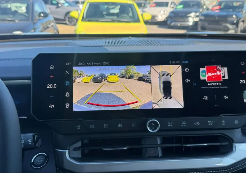 Vue intérieure du tableau de bord du Jeep Compass 2026 montrant l'écran tactile avec caméra de recul et affichage de la zone arrière.