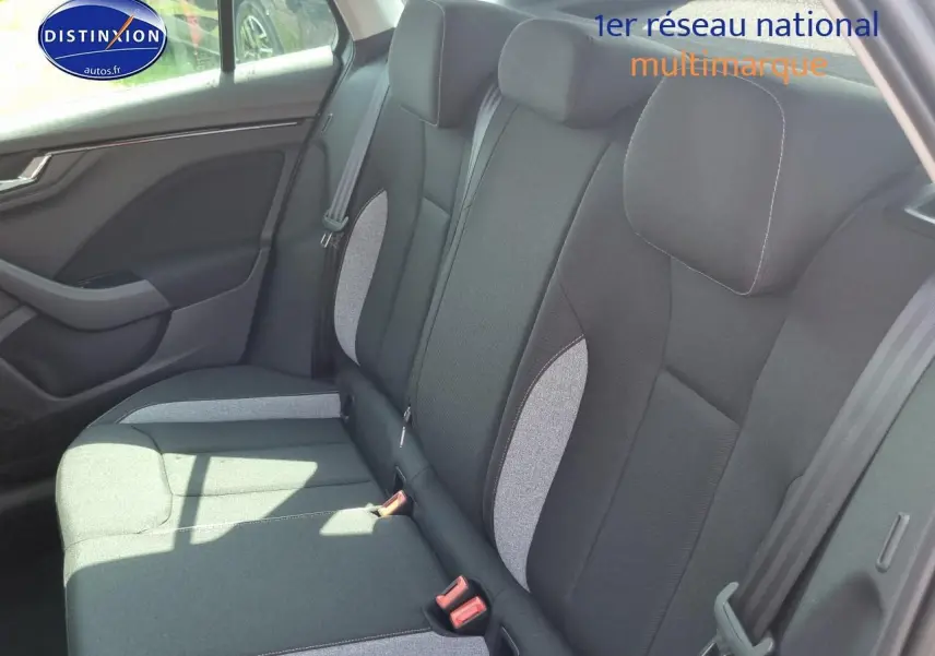 Vue intérieure sur les sièges arrière en tissu gris et noir d'une Skoda Kamiq 2025, côté gauche visible.