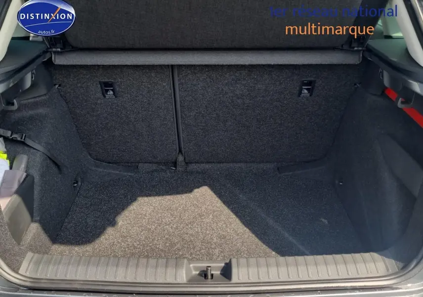 Coffre ouvert du Skoda Kamiq gris graphite 2025, montrant un espace de chargement propre et bien fini.