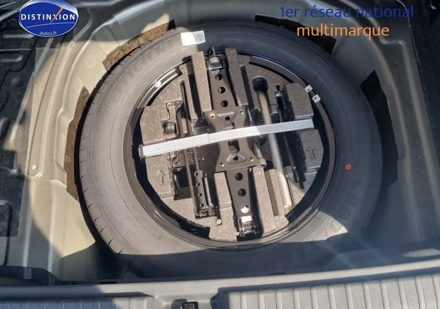 Roue de secours avec outils de bord dans le coffre d'une Skoda Kamiq gris graphite 2025.