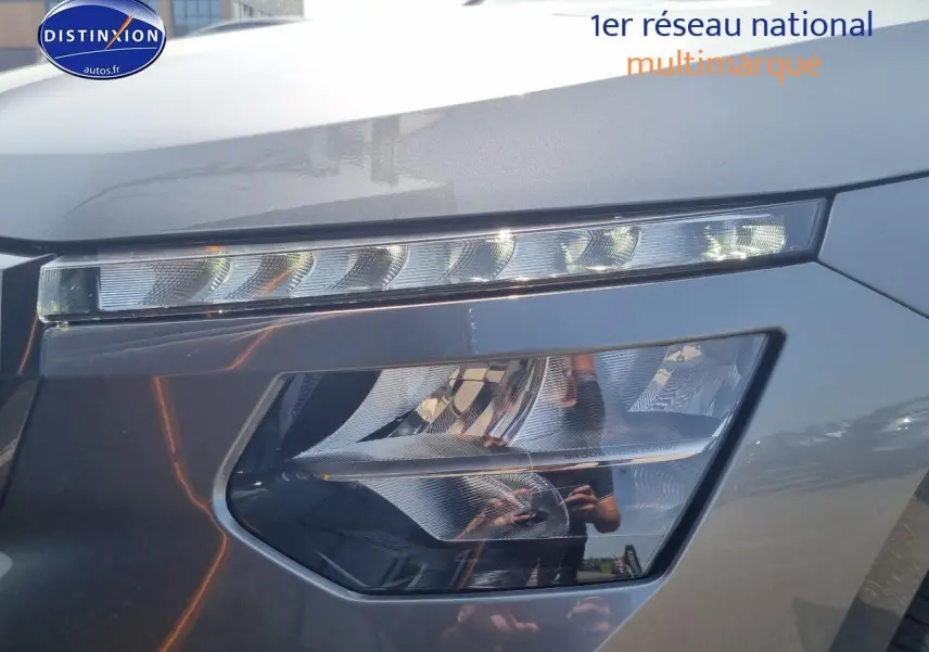 Gros plan sur le phare avant droit gris graphite du Skoda Kamiq 2025 avec feux LED et design moderne.