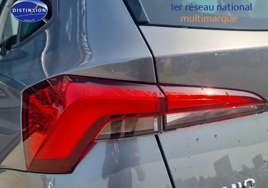 Gros plan sur le feu arrière droit rouge du Skoda Kamiq gris graphite 2025, soulignant la finition moderne.