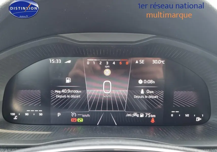 Tableau de bord numérique du Skoda Kamiq 2025 affichant vitesse, température et informations de conduite.