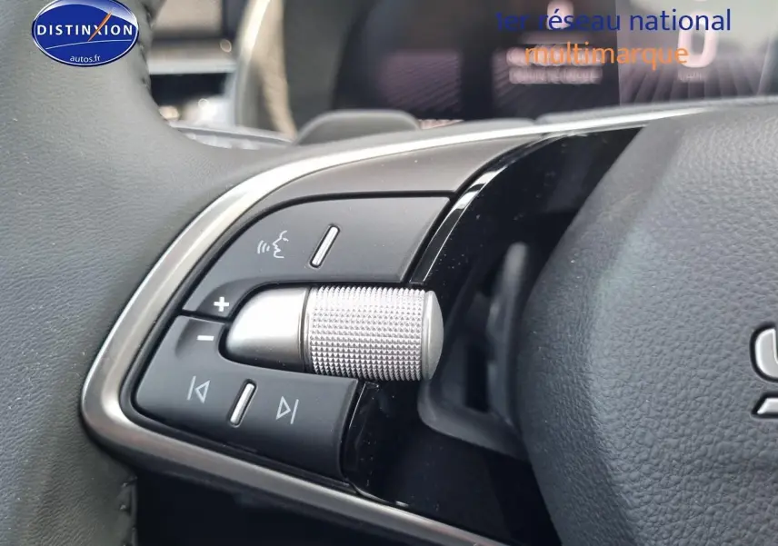 Gros plan sur les commandes multimédia en aluminium brossé du volant cuir du Skoda Kamiq gris graphite 2025.