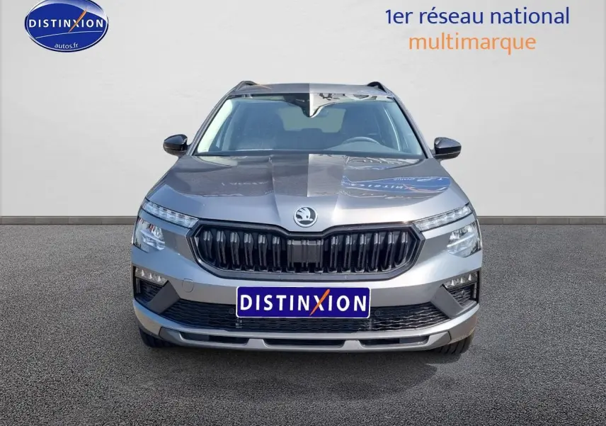 Vue frontale d'un Skoda Kamiq gris graphite 2025 avec calandre noire et feux LED distinctifs.