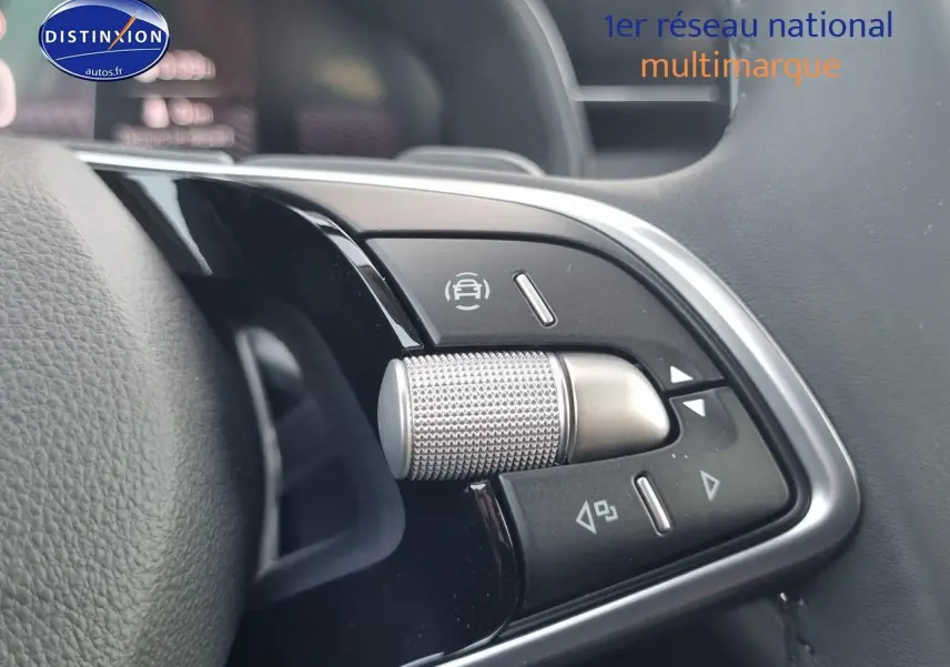 Gros plan sur les commandes multifonctions en aluminium brossé du volant cuir du Skoda Kamiq gris graphite 2025.