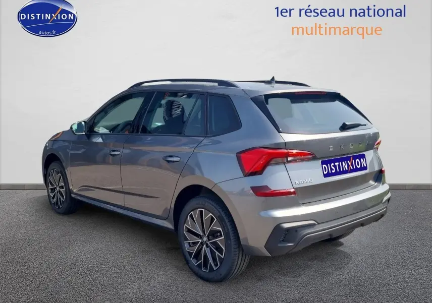 SKODA KAMIQ gris graphite vu en 3/4 arrière droit avec barres de toit noires et feux arrière LED.