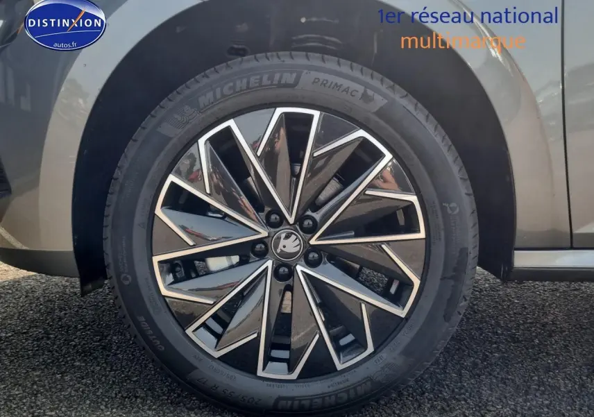 Gros plan sur la roue avant droite du Skoda Kamiq gris graphite avec jante alliage au design géométrique.