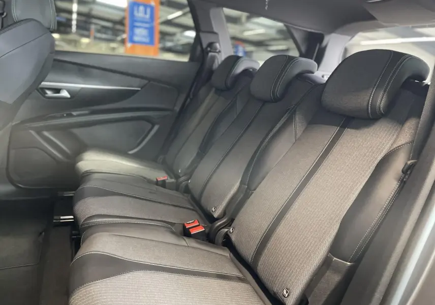 Vue latérale droite des trois sièges arrière indépendants en tissu et cuir noir du Peugeot 5008 2024 gris platinium