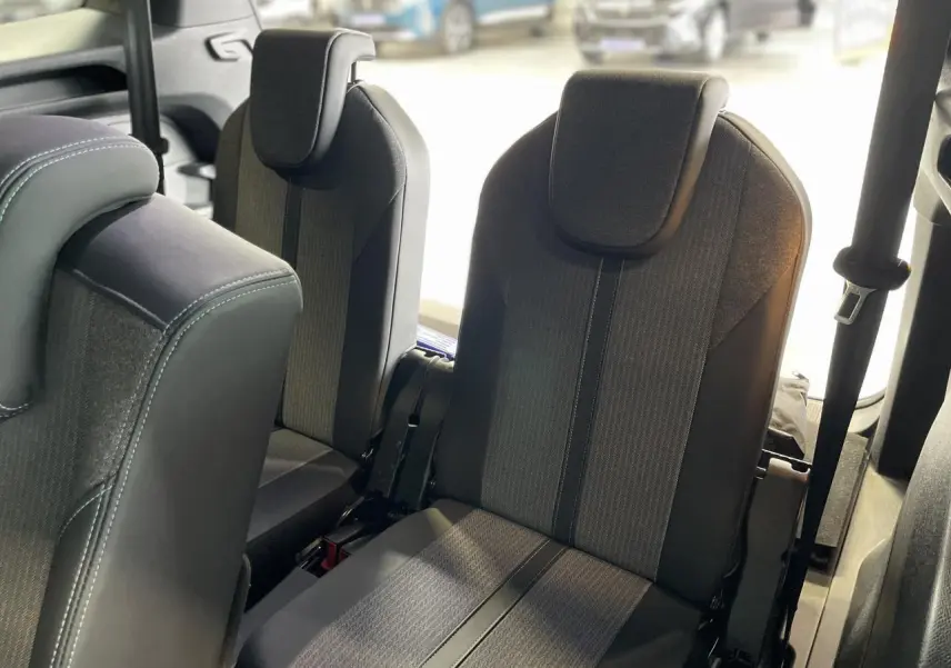Vue rapprochée des sièges arrière indépendants gris foncé du Peugeot 5008 2024 version Allure Pack.