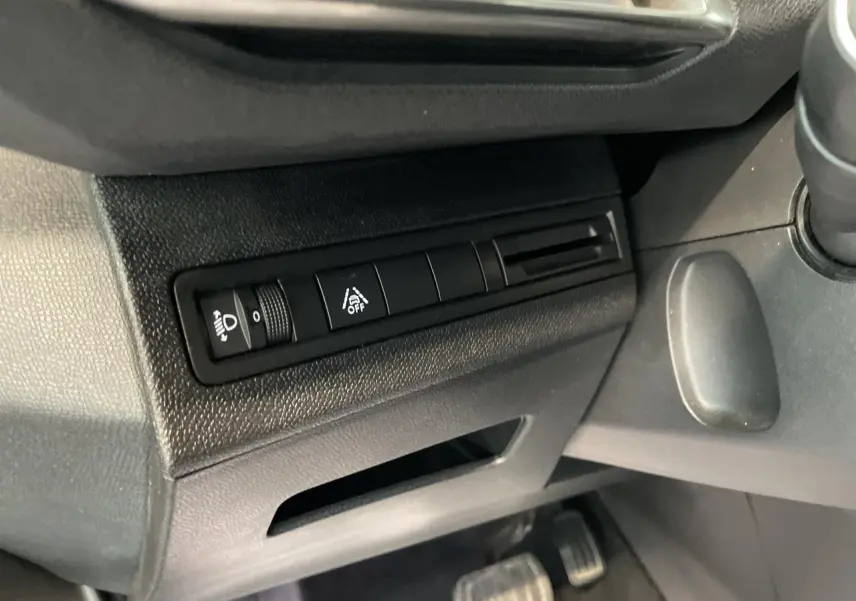Détail des commandes d'éclairage et d'aide à la conduite côté gauche du tableau de bord du Peugeot 5008 gris platinium.