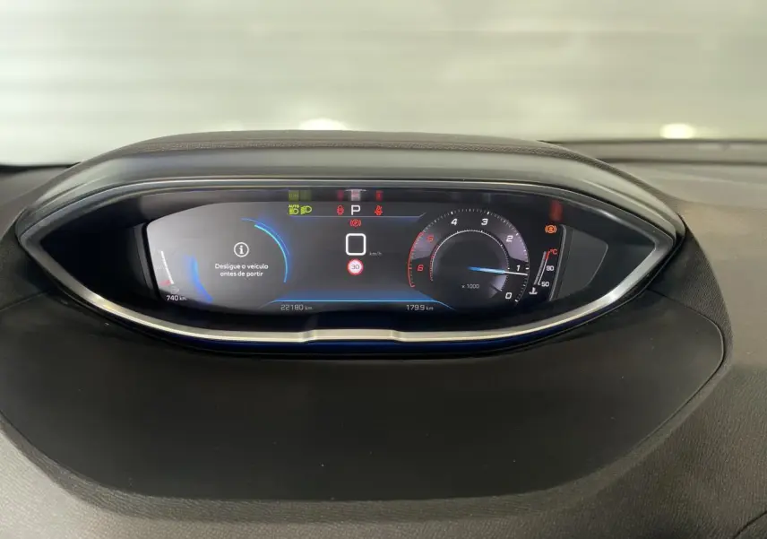 Tableau de bord numérique du Peugeot 5008 2024 affichant vitesse, compte-tours et alertes, vue frontale rapprochée.