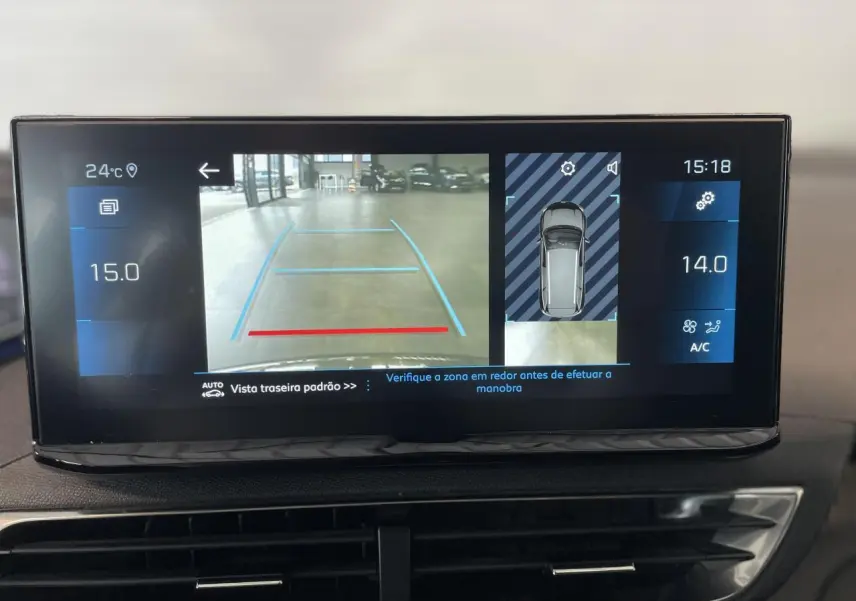 Écran tactile du Peugeot 5008 2024 montrant la caméra de recul et l'affichage 360° intérieur noir.