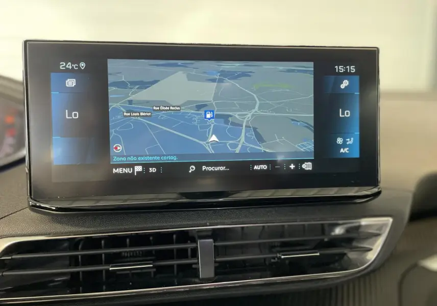Écran tactile 10 pouces du Peugeot 5008 2024 affichant la navigation, intégré dans la planche de bord noire.