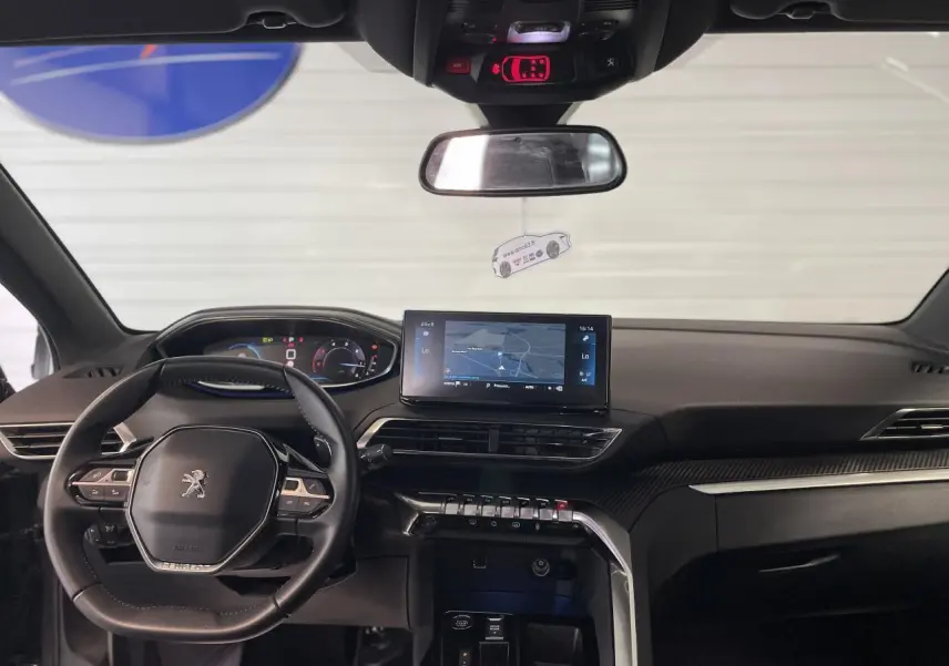 Vue intérieure frontale du tableau de bord du Peugeot 5008 gris platinium, avec écran tactile et volant compact multifonctions.