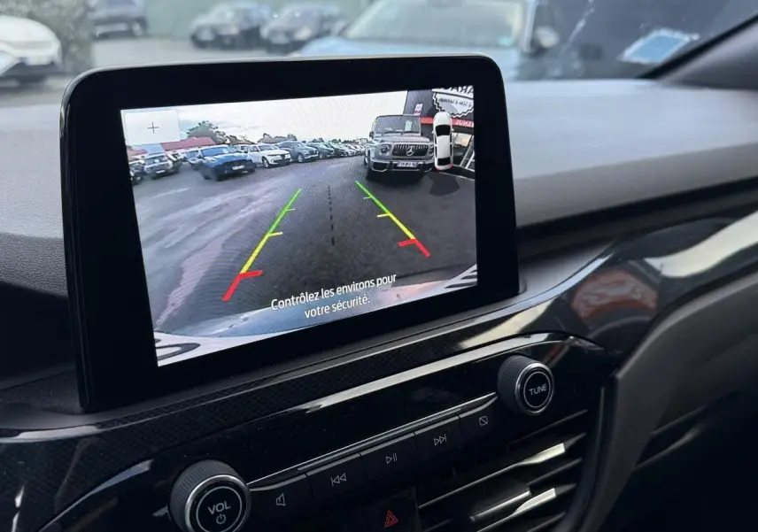 Vue rapprochée de l’écran central affichant la caméra de recul du Ford Kuga gris, avec console noire brillante.