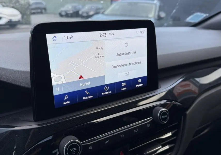 Vue rapprochée de l’écran tactile central du tableau de bord du Ford Kuga 2022, affichant la navigation.