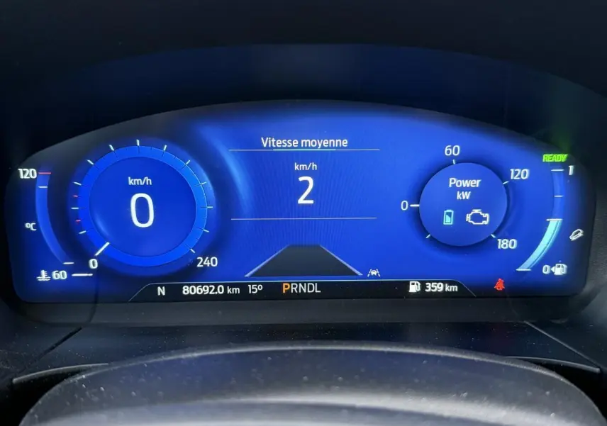 Tableau de bord numérique bleu du Ford Kuga 2022 affichant vitesse, puissance et mode de conduite.