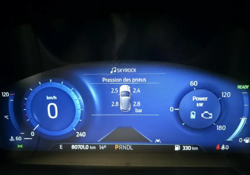 Tableau de bord numérique bleu du Ford Kuga 2022 affichant la pression des pneus et la puissance en kW.