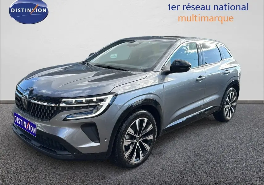 Renault Austral gris schiste en 3/4 avant droit, avec jantes alliage et calandre moderne lumineuse.