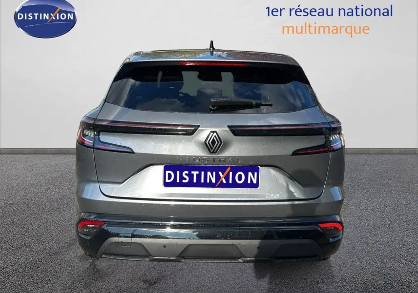 Vue arrière d'un Renault Austral gris schiste 2023 avec feux LED horizontaux et hayon fermé.