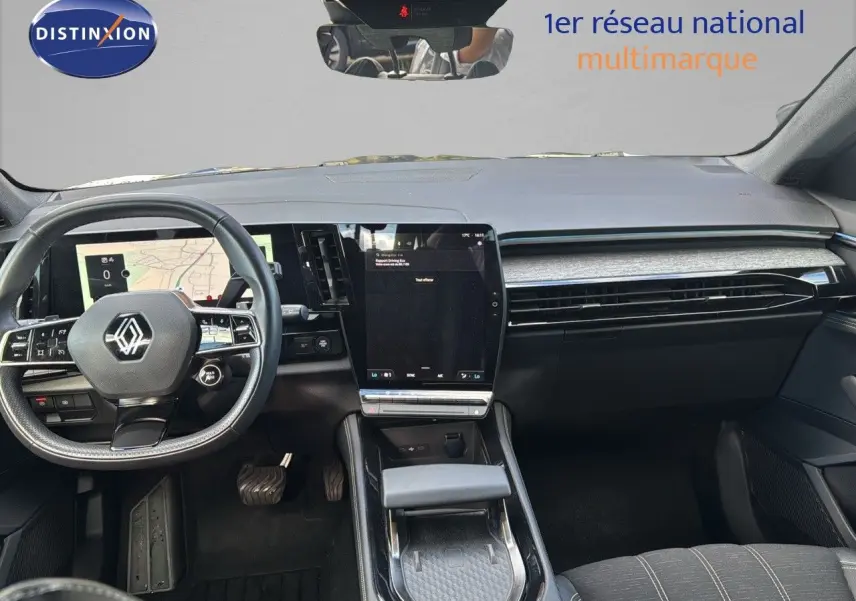 Intérieur du Renault Austral 2023 en gris schiste, vue frontale du tableau de bord avec écran tactile vertical et volant multifonction.