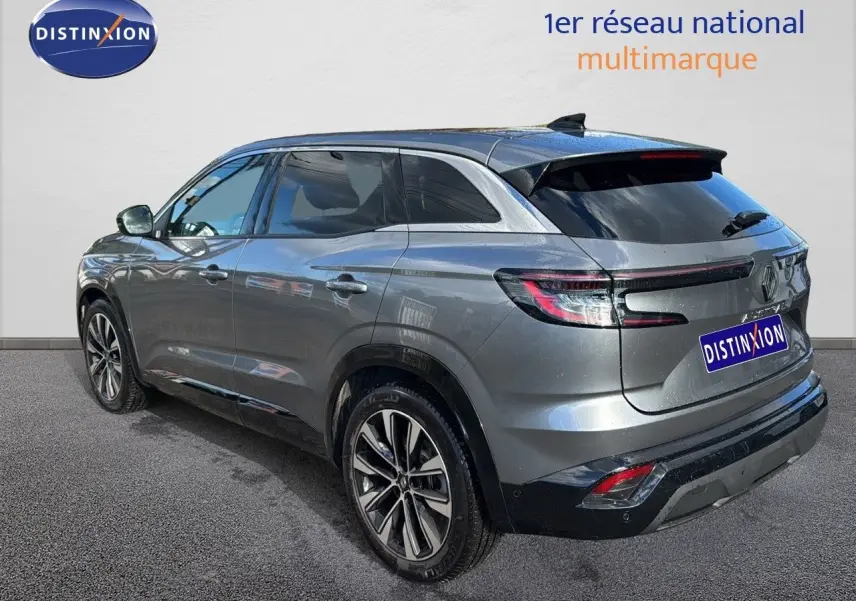 Renault Austral gris schiste vu en 3/4 arrière droit, soulignant ses lignes modernes et ses jantes alliage 19 pouces.