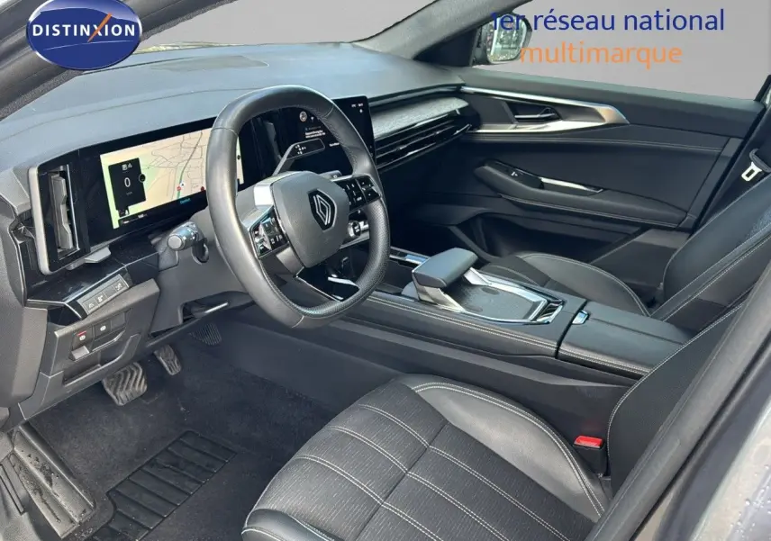 Intérieur avant droit du Renault Austral gris schiste 2023, tableau de bord moderne avec écran tactile et volant multifonction.