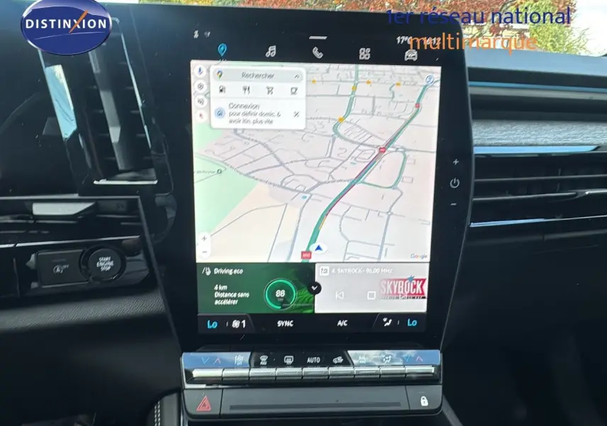 Écran tactile central avec navigation GPS et commandes climatisation dans le Renault Austral gris schiste 2023.