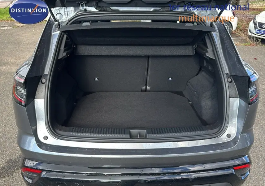 Coffre ouvert vu de l'arrière d'un Renault Austral gris schiste 2023, soulignant l'espace de chargement spacieux.