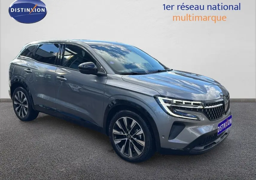 Renault Austral gris schiste en 3/4 avant droit, avec phares LED et jantes alliage 19 pouces distinctives.