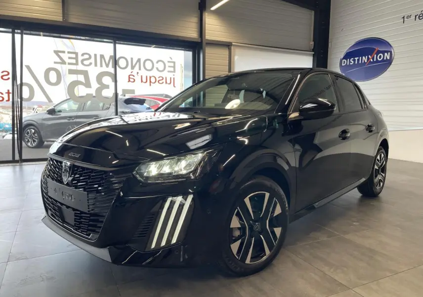 Peugeot 208 noire vue en 3/4 avant droit, avec calandre noire et feux LED signature 3 griffes allumés.