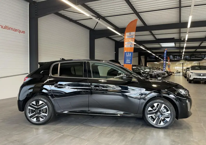 Peugeot 208 noire vue de profil côté gauche, avec jantes alliage bi-ton et vitres teintées en showroom.