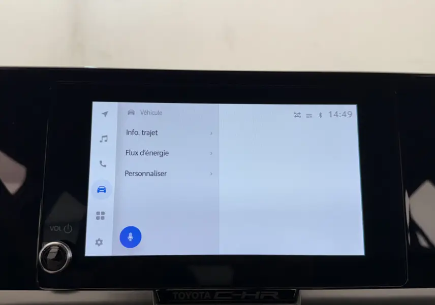 Écran tactile central affichant les options du véhicule Toyota C-HR blanc, vue intérieure frontale.
