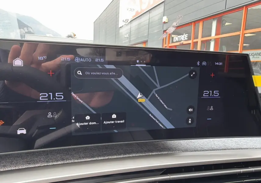 Écran tactile central de navigation du Peugeot 3008 Hybrid 145 GT Alcantara, affichant une carte GPS en intérieur.