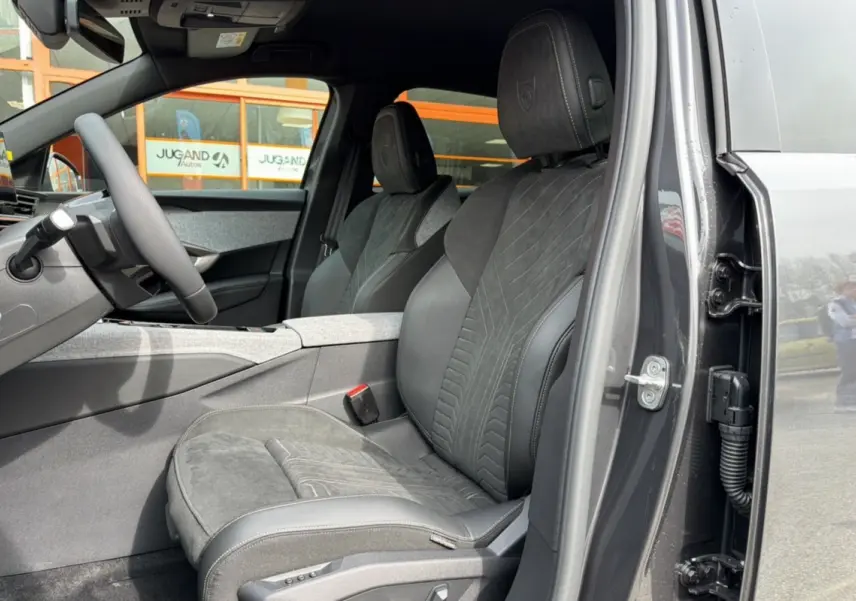 Intérieur avant droit du Peugeot 3008 Hybrid gris titane, sièges Alcantara noirs avec surpiqûres contrastées.