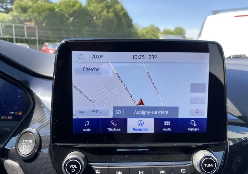 Écran tactile central du Ford Puma blanc glacier 2022, affichant le système de navigation avec carte et commandes audio.