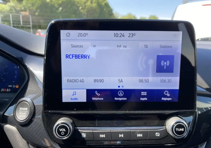 Vue rapprochée de l’écran tactile central du Ford Puma blanc Glacier, affichant la radio et les commandes multimédia.