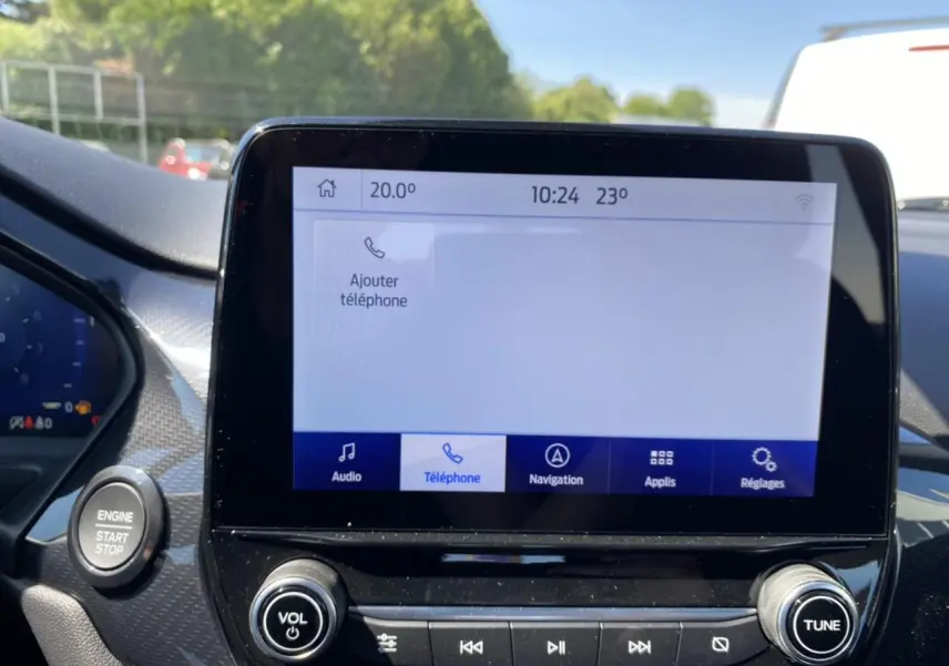 Écran tactile central du Ford Puma 2022 avec commandes audio et bouton démarrage, vue de face intérieure.