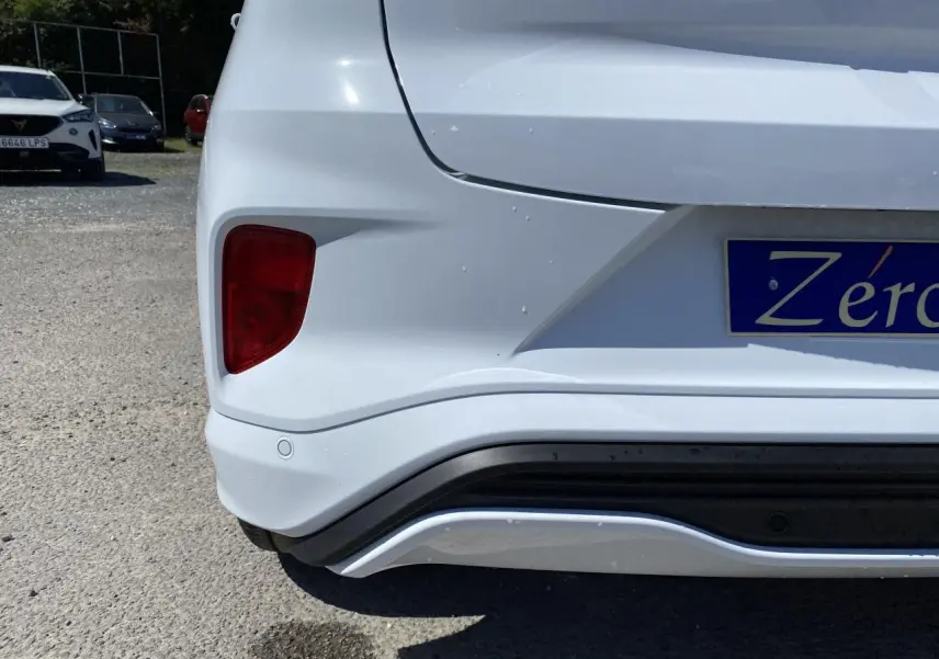 Vue rapprochée du coin arrière gauche d’un Ford Puma blanc glacier avec feu arrière rouge et pare-chocs profilé.