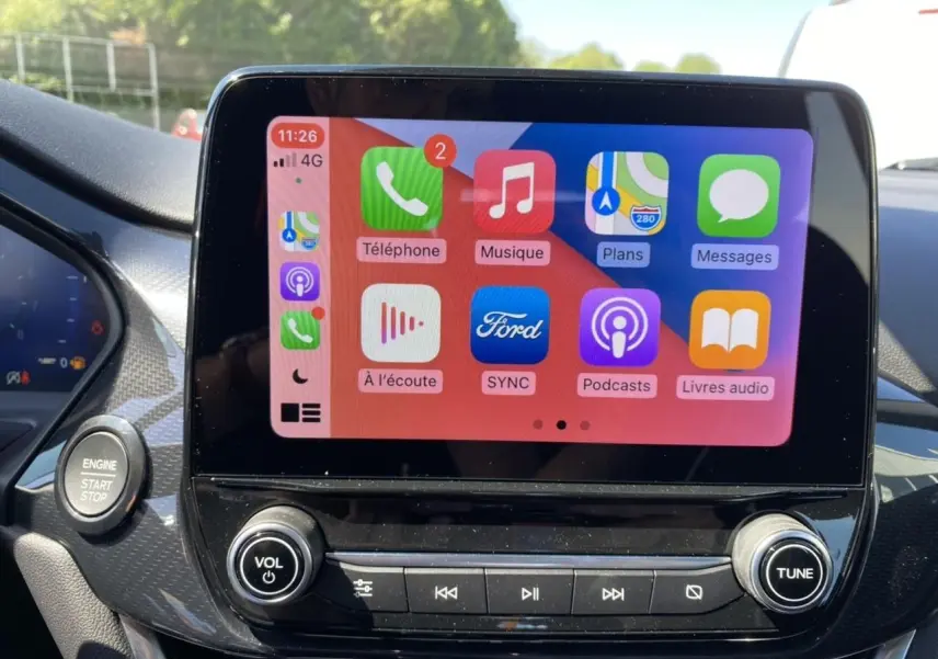 Écran tactile central du Ford Puma 2022 montrant l'interface Apple CarPlay avec commandes audio intégrées.