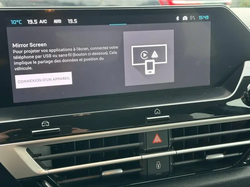 Écran tactile central du tableau de bord du Citroën C4 X 2025, affichant l'option Mirror Screen, avec commandes climatisation visibles.