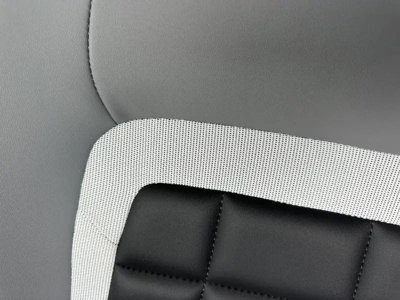 Gros plan sur le détail du siège avant en cuir noir et tissu gris clair du Citroën C4 X 2025 Gris Mercury.